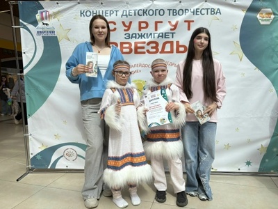 Дети стоят с наградами